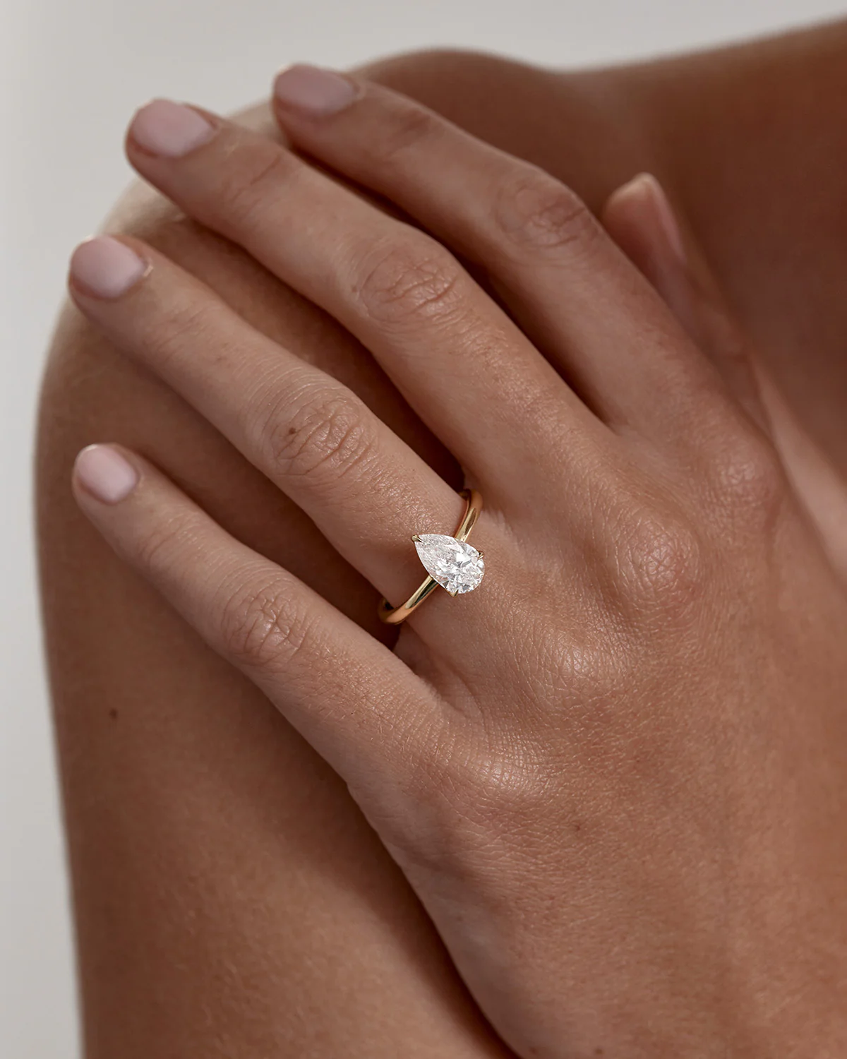 18k Solid Gold Lotus Solitaire Engagement Ring - Pear 2.5ct - Image 2